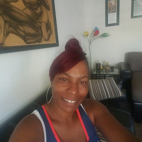 Profile Picture of Flossie Smith (@flossiesmith) on Poshmark