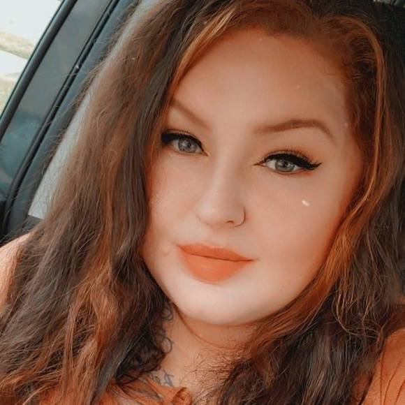 Profile Picture of Lindsey Abner (@linzzayy) on Poshmark