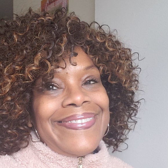 Profile Picture of Monique Edghill (@edghill1) on Poshmark