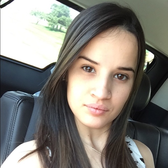 Profile Picture of Adriana Hurtado (@adri96666) on Poshmark