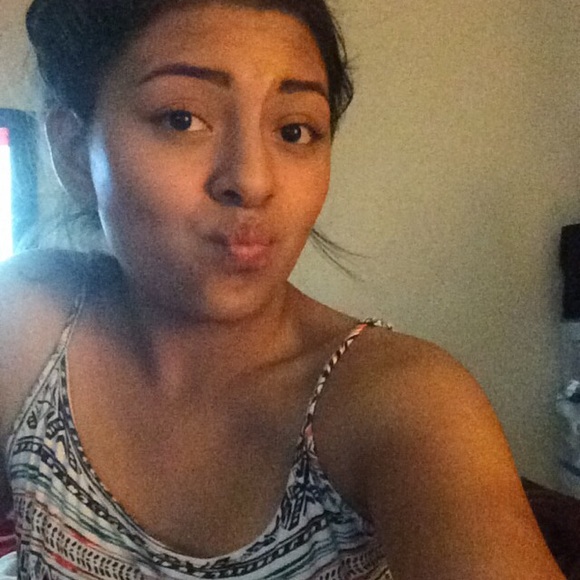 Profile Picture of Daniela Robledo (@danielarobledo) on Poshmark