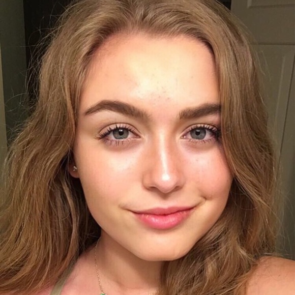 Profile Picture of Ashlyn Helmich (@ashlyn_helmich) on Poshmark