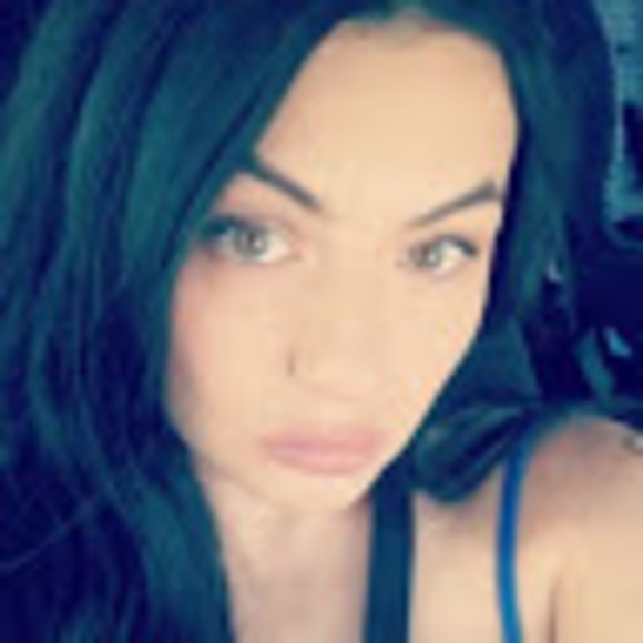 Profile Picture of Amanda Hansen (@amandahansen560) on Poshmark