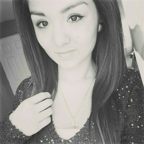 Yesenia Vidal - Poshmark Profile Picture of Yesenia Vidal (@yeessy_) on Poshmark