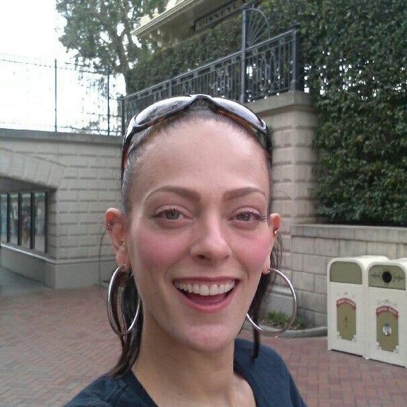 Profile Picture of Bianca Kreitman (@beeswaxandskin) on Poshmark