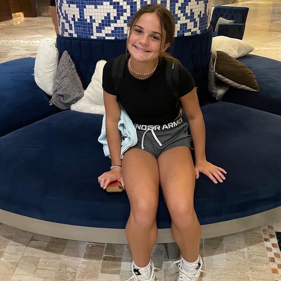 Profile Picture of Eliese Gravett (@eliesegravett) on Poshmark