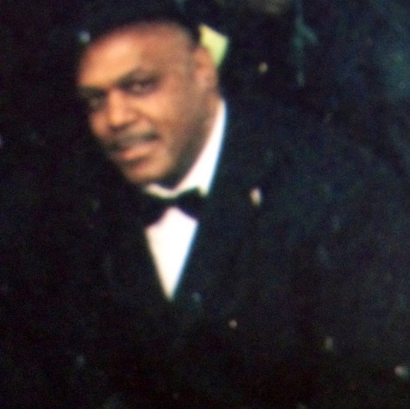 Profile Picture of Howard Gray (@howardwgray1) on Poshmark