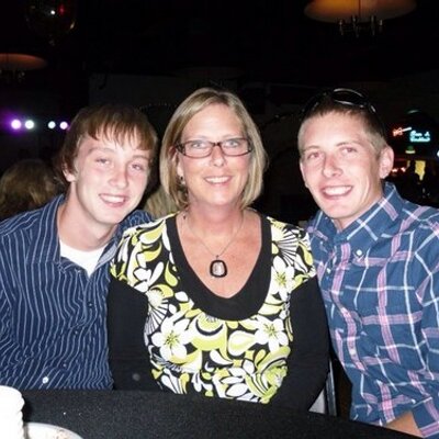 Profile Picture of Lori Edeker (@MomLedeker) on Twitter