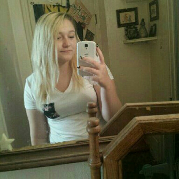 Profile Picture of Alexa Jones (@alexapaige50) on Poshmark