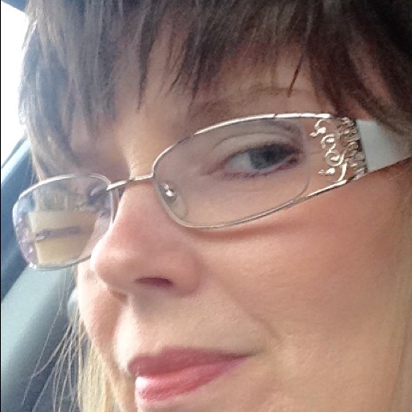 Profile Picture of Sheila Singleton (@sheilareneern) on Poshmark