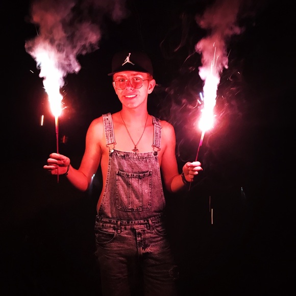 Profile Picture of Camden Davis (@camden_h_davis) on Poshmark