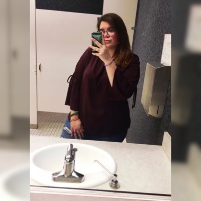Profile Picture of Lillian Wiggins (@LadyHuskie33) on Twitter
