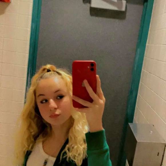 Profile Picture of Alyssa Mischka (@alyssamischka) on Poshmark