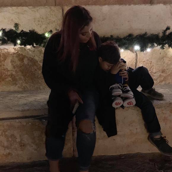 Profile Picture of Lucy Malone (@lucy_malone) on Poshmark