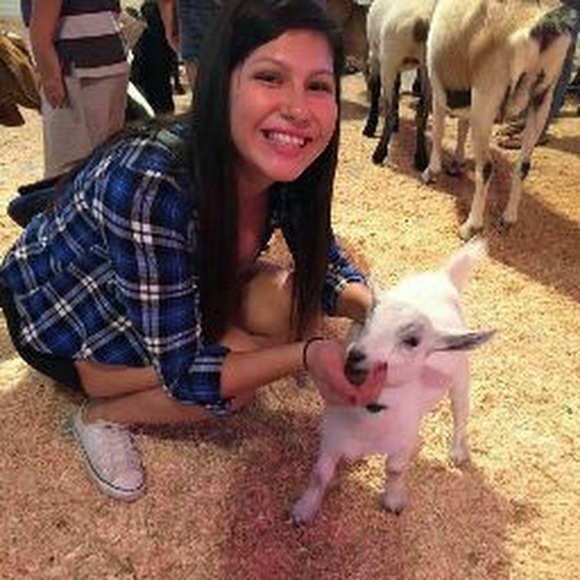 Profile Picture of Alexia Rivera (@alexiarivera517) on Poshmark