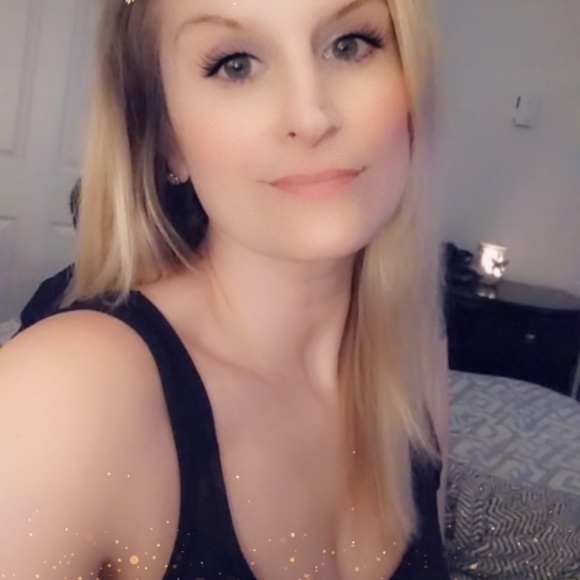 Profile Picture of Nicole Szucsik (@nikkistevi0) on Poshmark