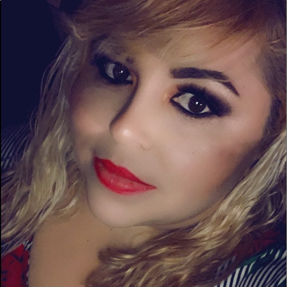 Profile Picture of Lorena Solano (@lorensola) on Poshmark