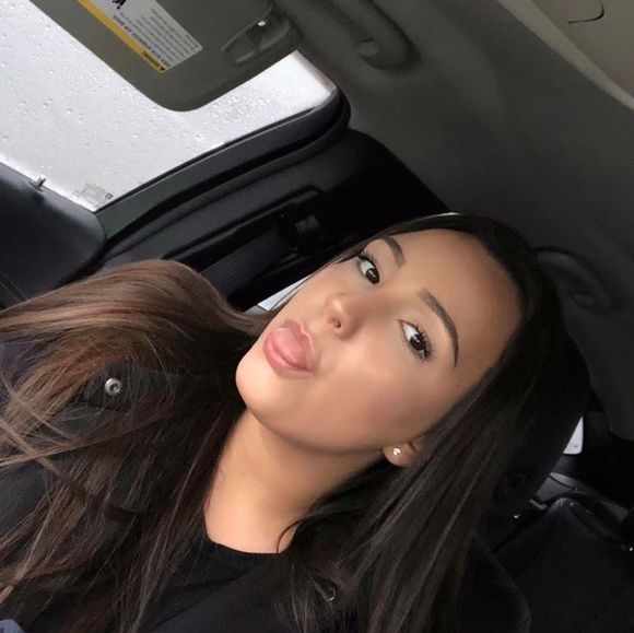 Profile Picture of Sabrina Converso (@sabrinaconverso) on Poshmark