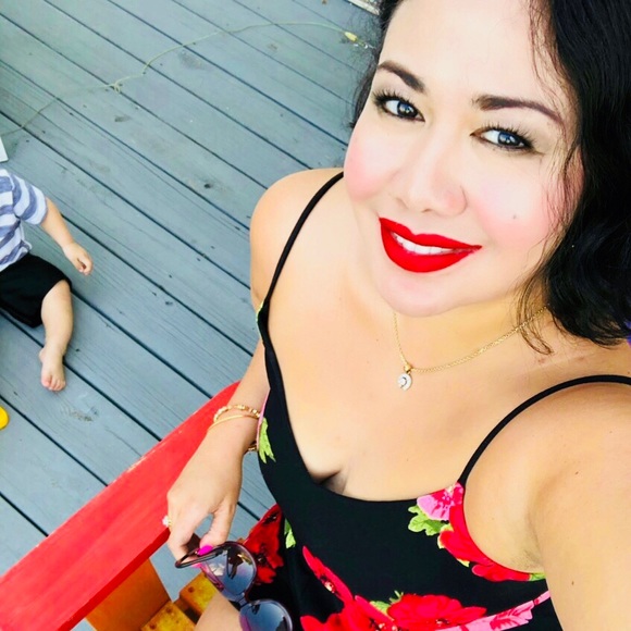 Isabel Fischer - Poshmark Profile Picture of Isabel Fischer (@isabelfischer) on Poshmark