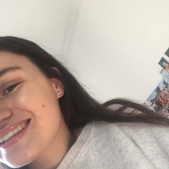 Profile Picture of Audrey Silva (@audreycirca) on Poshmark