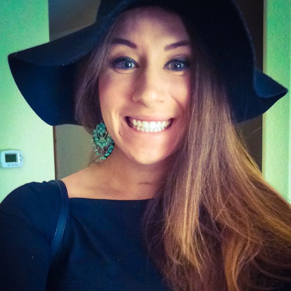 Profile Picture of Elise Kensinger (@ekensinger12) on Poshmark