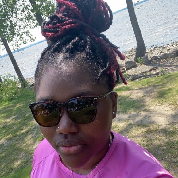 Profile Picture of Donnalee Hinds (@donnaleehinds) on Poshmark