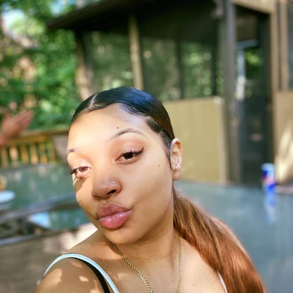 Profile Picture of Joslaine Villavizar (@joslaine06) on Poshmark