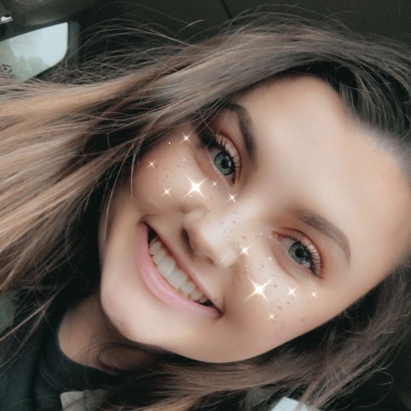 Profile Picture of Liza Daniels (@lizaed24) on Poshmark