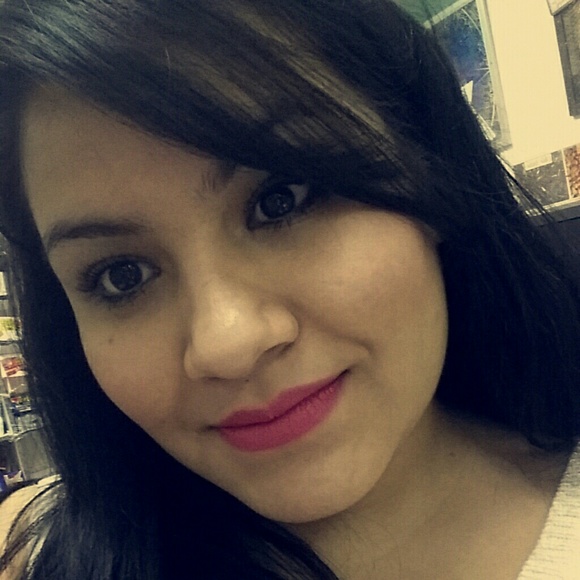 Profile Picture of Fabiola Gonzalez (@gonzfavy1) on Poshmark