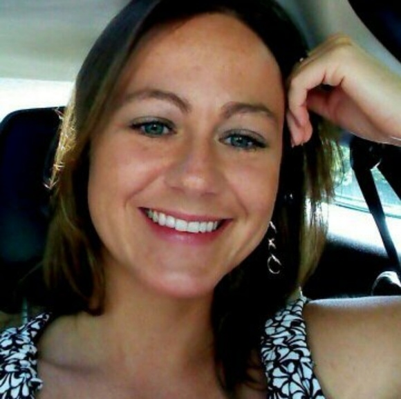 Profile Picture of Amanda Swenson (@mando172000) on Poshmark