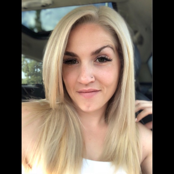 Profile Picture of Kari Redemske (@karilynn0707) on Poshmark