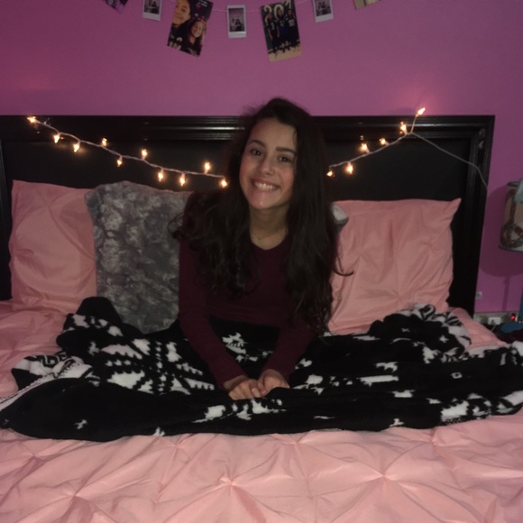 Profile Picture of Julianna Castellon (@julianacd) on Poshmark