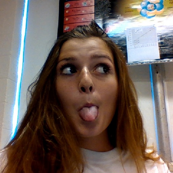 Profile Picture of Kealey Buskill (@kealeybuskill99) on Poshmark