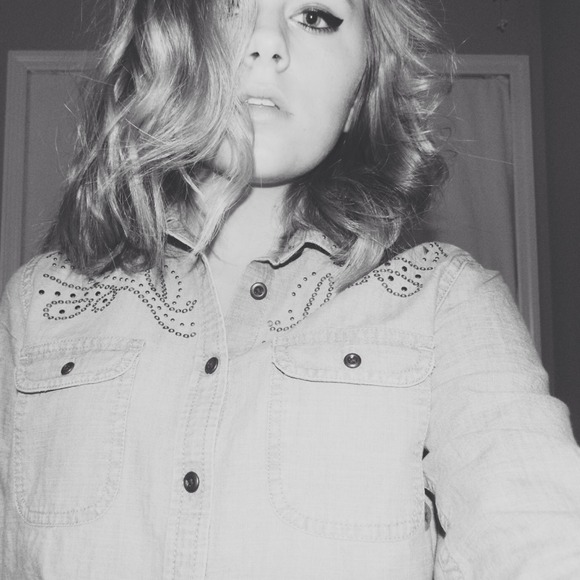 Profile Picture of Eden Leach (@edenleach) on Poshmark