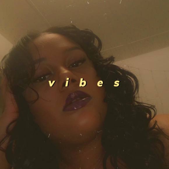 Profile Picture of Tiaona Clay-hudson (@thudso) on Poshmark