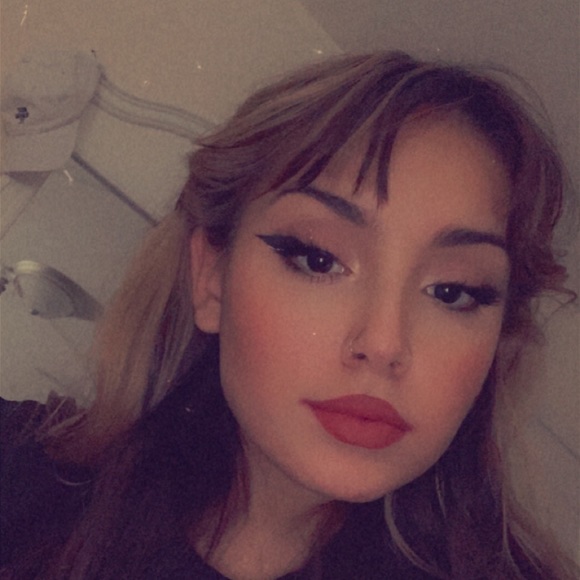 Profile Picture of Olivia Staruch (@oliviastaruch) on Poshmark