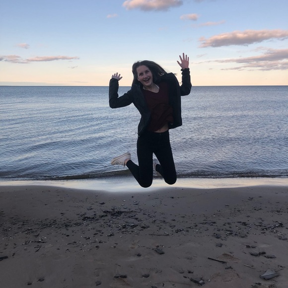 Profile Picture of Carolynn Kieliszewski (@ckieliszewski) on Poshmark