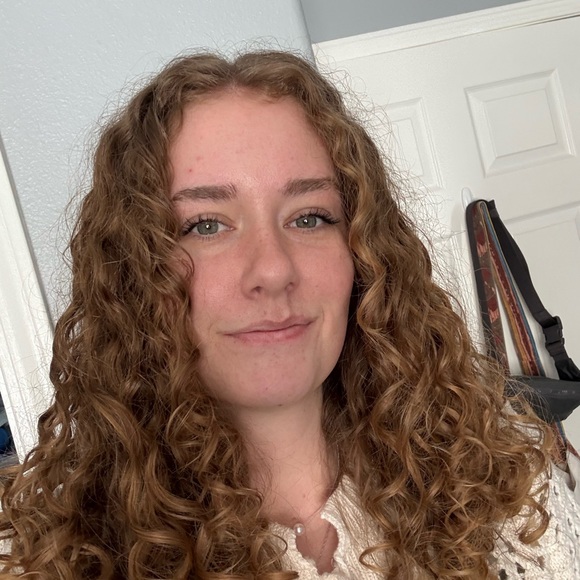 Profile Picture of Emma Genzer (@emmaheidi__) on Poshmark