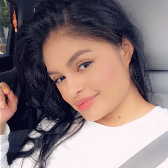 Profile Picture of Katherine Cordova (@katerine1996_) on Poshmark