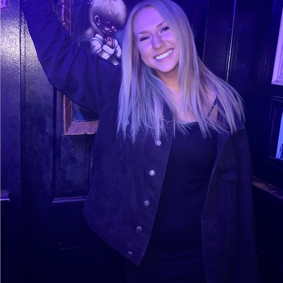 Profile Picture of Becca Ridilla (@beccaridilla) on Poshmark