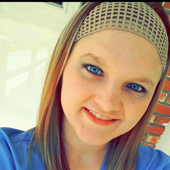 Profile Picture of Carly Deaton (@carlydeaton) on Poshmark