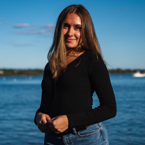 Profile Picture of Alexandra Czarniecki (@alexxczar) on Poshmark