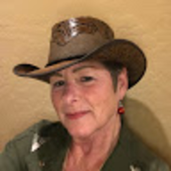 Profile Picture of Kerry Nobis (@kerrynobis) on Poshmark