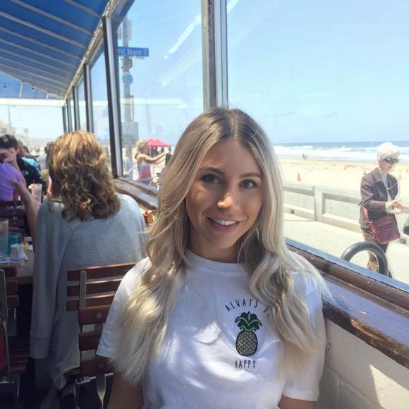 Profile Picture of Candice Murchison (@c_murchison) on Poshmark