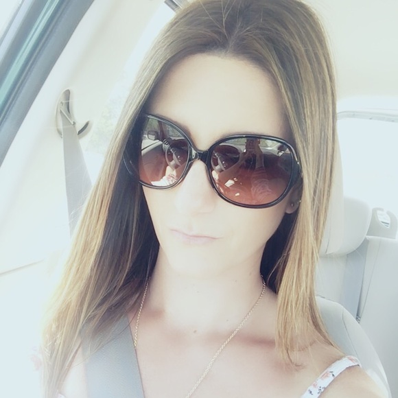 Profile Picture of Danielle Farwell (@danifar87) on Poshmark