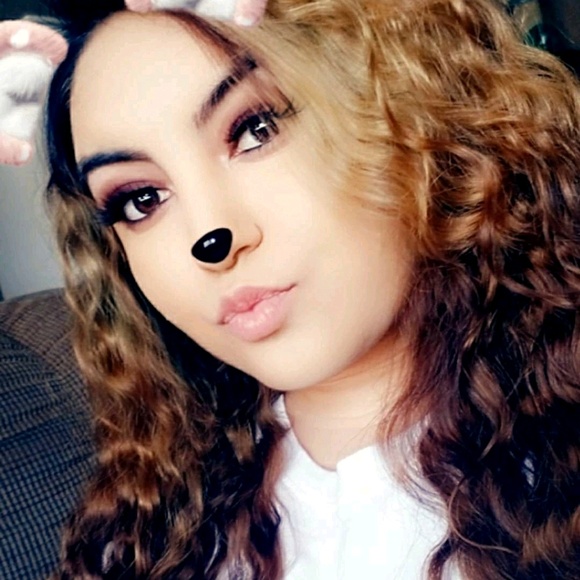 Profile Picture of Susie Salazar (@ssalazarxoxo) on Poshmark