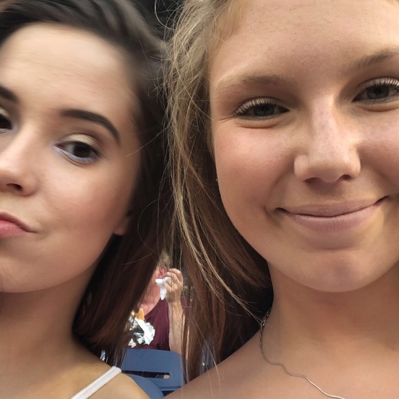 Profile Picture of Renee Zandt (@reneezandt) on Poshmark