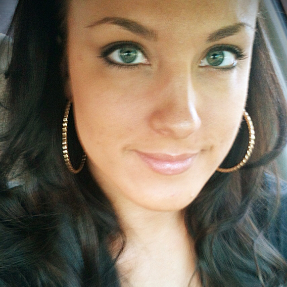 Profile Picture of Lauren Konzelman (@lauren_marie3) on Poshmark