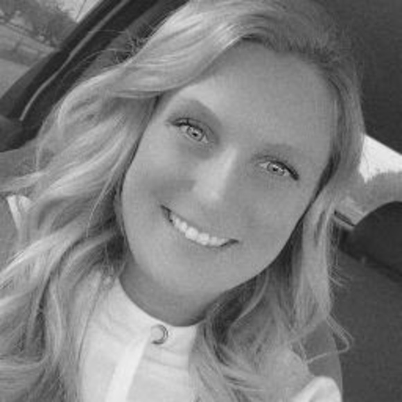 Profile Picture of Christina Tinder (@christinatinder) on Poshmark