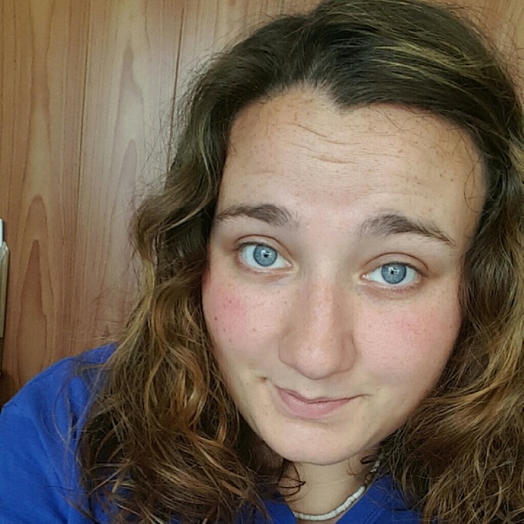 Profile Picture of Sarah Wakefield (@sarahbeatte) on Poshmark